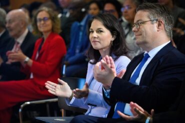 Als Staatsminister im Auswärtigen Amt sitzt Tobias Lindner (Grüne) oft in der ersten Reihe. Was er nach seinem Ausscheiden aus der Berufspolitik beruflich machen will, habe er noch nicht entschieden, sagt er. (Archivfoto)