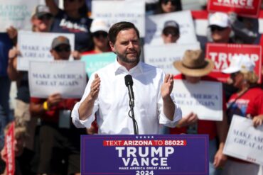 J.D. Vance wirbt in Tuscon im Swing State Arizona um Stimmen von Latinos. (Archivbild)