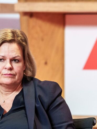 Bundesinnenministerin Nancy Faeser (SPD) plädiert für harte Strafen, verpflichtende Anti-Gewalt-Trainings und die elektronische Fußfessel, um Frauen besser vor Gewalt zu schützen. (Archivfoto)