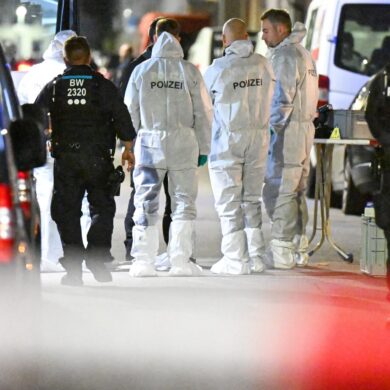 Nach Schüssel in einer Bar fahndet die Polizei nach einem Tatverdächtigen.