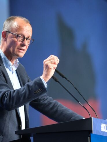 Merz bezeichnete es als «Irrsinn», laufende sichere Atomkraftwerke abgestellt zu haben.