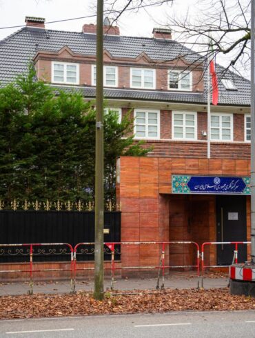 Iran verurteilt die Schließung seiner drei Konsulate in Deutschland und bestellt aus Protest den Geschäftsträger der deutschen Botschaft in Teheran ein.