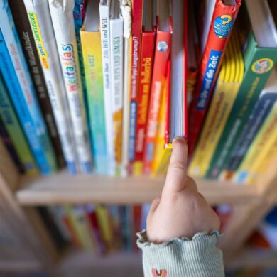 Bundesweit knapp ein Fünftel der ein- bis achtjährigen Kinder kennen das gemeinsame Schmökern mit den Eltern nicht. (Archivbild)