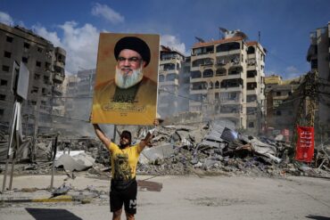 Ein Anhänger mit einem Poster des getöteten Hisbollah-Generalsekretärs Nasrallah.