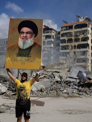 Ein Anhänger mit einem Poster des getöteten Hisbollah-Generalsekretärs Nasrallah.