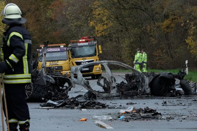 Bei dem verheerenden Unfall im Münsterland brannte ein Auto vollständig aus.