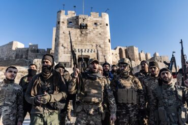 Eine Rebellen-Allianz in Syrien hat fast die ganze Millionenstadt Aleppo im Norden des Landes unter ihre Kontrolle gebracht.