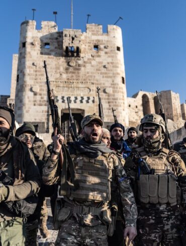 Eine Rebellen-Allianz in Syrien hat fast die ganze Millionenstadt Aleppo im Norden des Landes unter ihre Kontrolle gebracht.