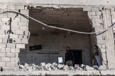 Ein Mann steht nach einem Luftangriff auf die Stadt Atarib in der Umgebung von Aleppo in einem zerstörten Gebäude. (Archivbild)