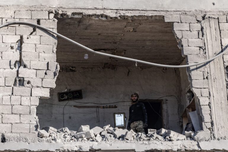 Ein Mann steht nach einem Luftangriff auf die Stadt Atarib in der Umgebung von Aleppo in einem zerstörten Gebäude. (Archivbild)