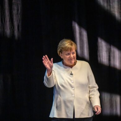 Die frühere Bundeskanzlerin Angela Merkel gibt sich bei der Vorstellung ihrer Memoiren schlagfertig und ein wenig selbstkritisch.