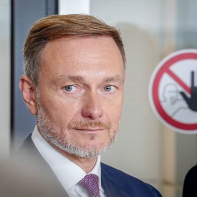 Finanzminister und FDP-Chef Lindner legt ein neues Grundsatzpapier zur Wirtschaftspolitik vor und heizt die Koalitionsdiskussion weiter an. (Archivfoto)