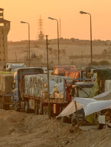 Der Transport von Hilfsgütern zu den notleidenden Menschen im Gazastreifen so wie auf diesem Archiv-Foto vom vergangenen September zu sehen, ist riskant. Nun wurde ein Konvoi mit mehr als 100 Lastwagen geplündert.