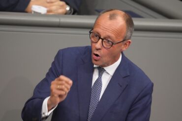Oppositionsführer und Unions-Kanzlerkandidat Merz setzt in seiner Rede im Bundestag auf Attacke.