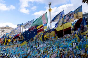 Die Ukraine trauert um die vielen Tausend Opfer des Krieges.