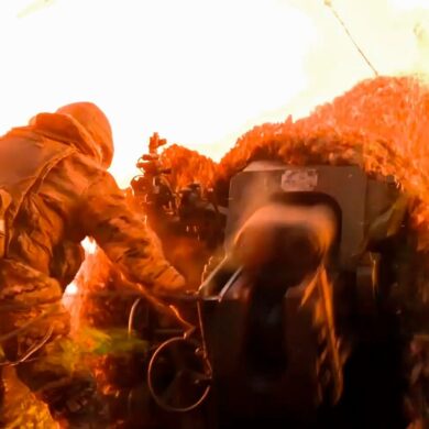 Russische Artilleristen erhalten Waffen aus Nordkorea. (Archivbild)