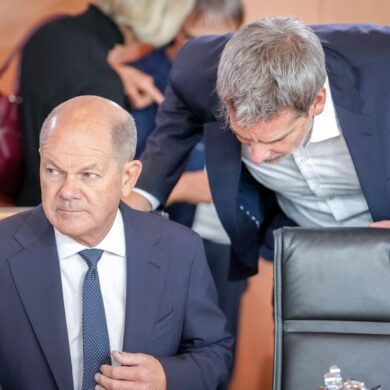«Ich habe nicht den Eindruck, dass irgendwer dabei ist, sich in die Büsche zu schlagen», sagt Regierungssprecher Hebestreit.