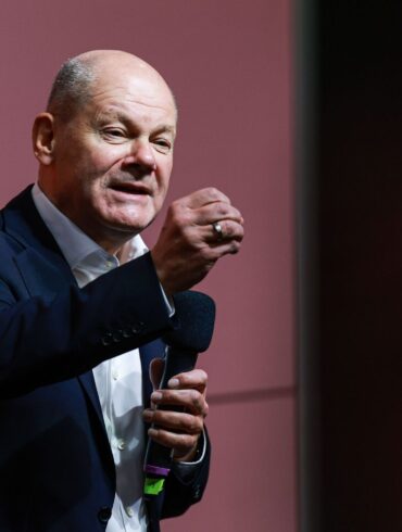 Die Ausgangslage ist schwierig, Kanzler Scholz setzt sich trotzdem zum Ziel, die SPD bei der Neuwahl des Bundestags wieder zur stärksten Kraft zu machen.