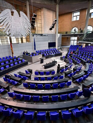 Vertrauensfrage, Auflösung des Bundestages - dann wird es im Plenarsaal leer.