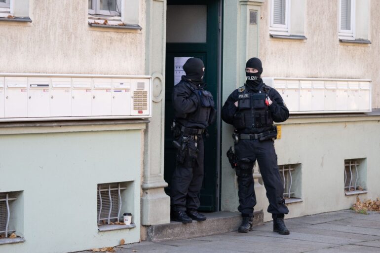 Festnahmen bei Razzia gegen Rechtsterroristen.