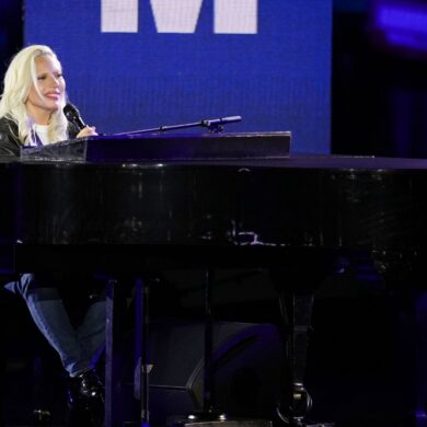 Lady Gaga performt vor ikonischer Kulisse «God bless America» am Klavier.