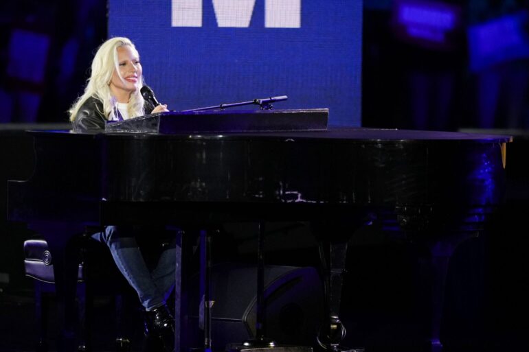 Lady Gaga performt vor ikonischer Kulisse «God bless America» am Klavier.