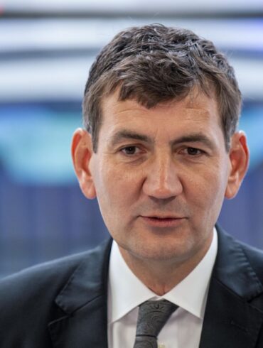 VW-Personalvorstand Gunnar Kilian begrüßt den jüngsten Vorstoß der IG Metall, hält sich zum Inhalt aber noch bedeckt. (Archivbild)