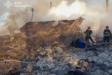 Russische Angriffe rufen in der Ukraine immer wieder schwere Zerstörungen hervor, wie hier in Lwiw am Sonntag.