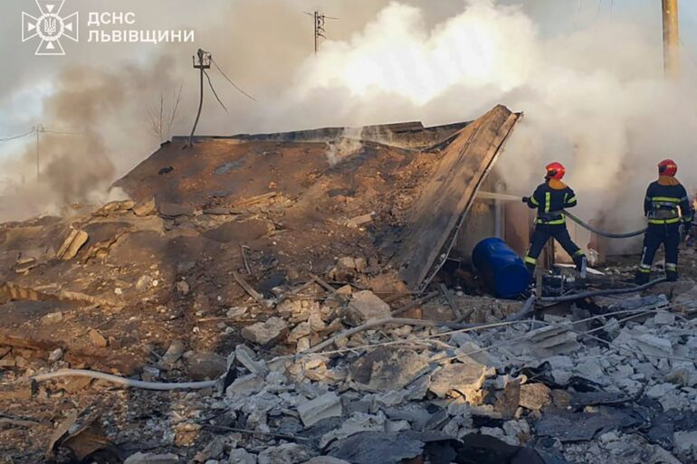 Russische Angriffe rufen in der Ukraine immer wieder schwere Zerstörungen hervor, wie hier in Lwiw am Sonntag.