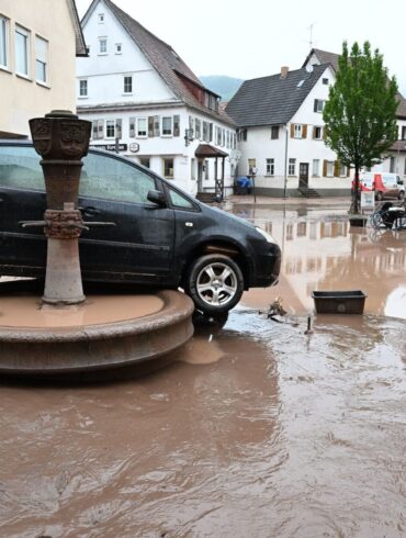 Das Hochwasser im Juni dieses Jahres hat in Ruderberg (Baden-Württemberg) ein Auto weggespült. (Archivbild)