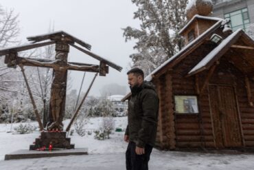 Der ukrainische Präsident Selenskyj fordert eine entschiedene Reaktion auf Russlands Raketenangriff.