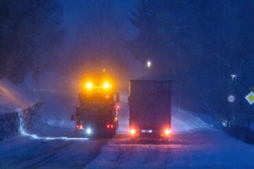 Ein Schneeräumfahrzeug fährt auf der Bundesstraße 317 B317 nahe Feldberg-Bärental durch das dichte Schneetreiben.