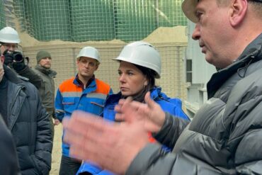 Vor dem dritten Kriegswinter setzt die deutsche Außenministerin bei ihrem achten Ukraine-Besuch seit Beginn des russischen Angriffskriegs ein Zeichen der Solidarität. Auch, was EU und Nato angeht.