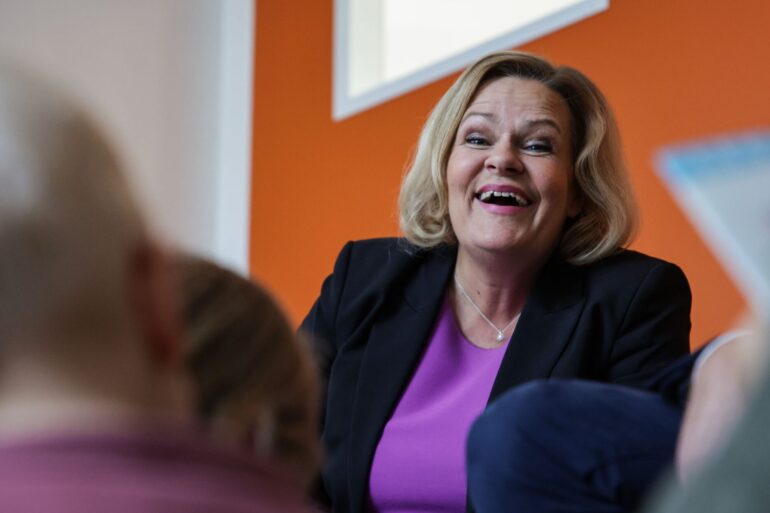 Bundesinnenministerin Nancy Faeser (SPD) liest Kindern am bundesweiten Vorlesetag in einer Berliner Kita vor.