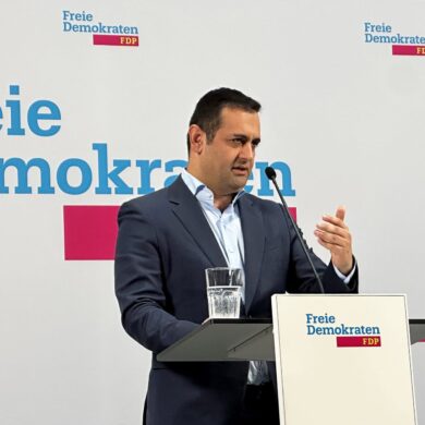 FDP-Generalsekretär Djir-Sarai tritt zurück.