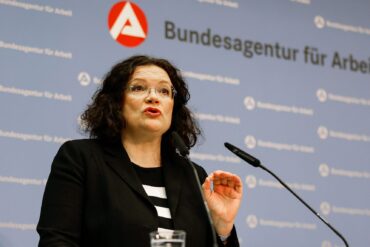 Die Arbeitslosigkeit in Deutschland ist im November saisonbedingt leicht gesunken (Archivbild).