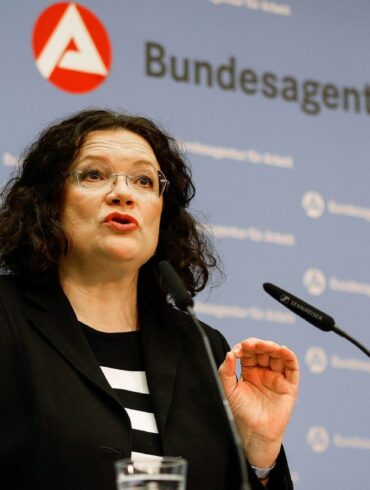 Die Arbeitslosigkeit in Deutschland ist im November saisonbedingt leicht gesunken (Archivbild).