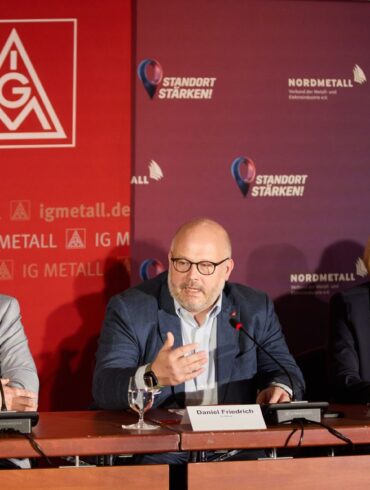 Nach 18 Stunden Verhandlung stellen IG Metall und Arbeitgeber ihren Tarifabschluss vor.