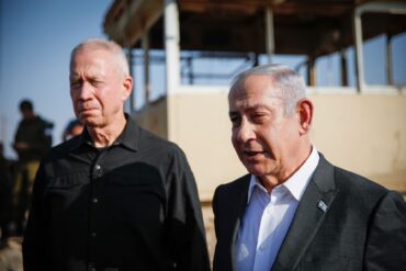 Israels Regierungschef Benjamin Netanjahu hat seinen für ihn unbequemen Verteidigungsminister Joav Galant entlassen. Dagegen demonstrierten Tausende den zweiten Abend in Folge in Jerusalem.