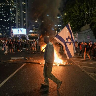 Nach der Entlassung von Verteidigungsminister Galant gingen in Israel zahlreiche Menschen gegen die Regierung von Ministerpräsident Netanjahu auf die Straße.