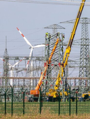 Zur kritischen Infrastruktur zählen auch Energieversorger und Stromtrassen. (Archivfoto)