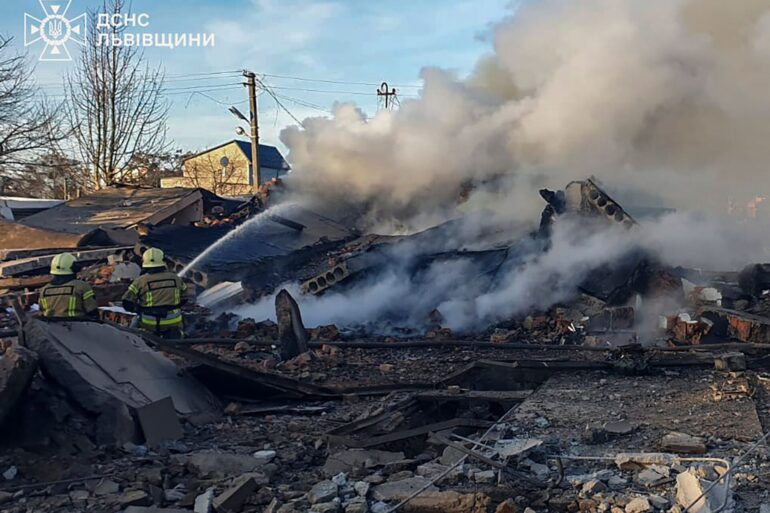 Feuerwehrleute löschen einen Brand in Lwiw nach einem russischen Raketenangriff.