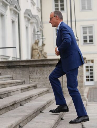 Wie weiter nach dem Bruch der Ampel-Regierung? Unions-Kanzlerkandidat Merz verlangt vom Kanzler schnelle Entscheidungen.