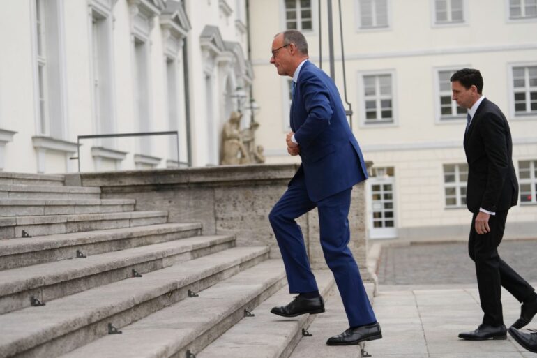 Wie weiter nach dem Bruch der Ampel-Regierung? Unions-Kanzlerkandidat Merz verlangt vom Kanzler schnelle Entscheidungen.