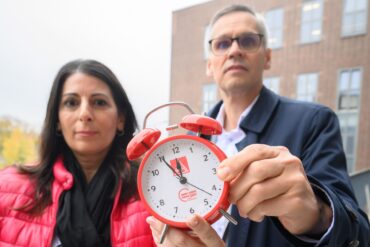 Betriebsratschefin Daniela Cavallo und IG-Metall-Bezirksleiter Thorsten Gröger wollen ihre Ideen für die Gesundung des angeschlagenen Konzerns darlegen. (Archivbild)
