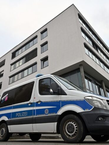 Weil sie einen Anschlag auf das schwedische Parlament in Stockhalm geplant und vorbereitet haben sollen, beginnt am Oberlandesgericht in Jena ein Staatsschutzprozess gegen zwei mutmaßliche Islamisten, die im Raum Gera festgenommen wurden.
