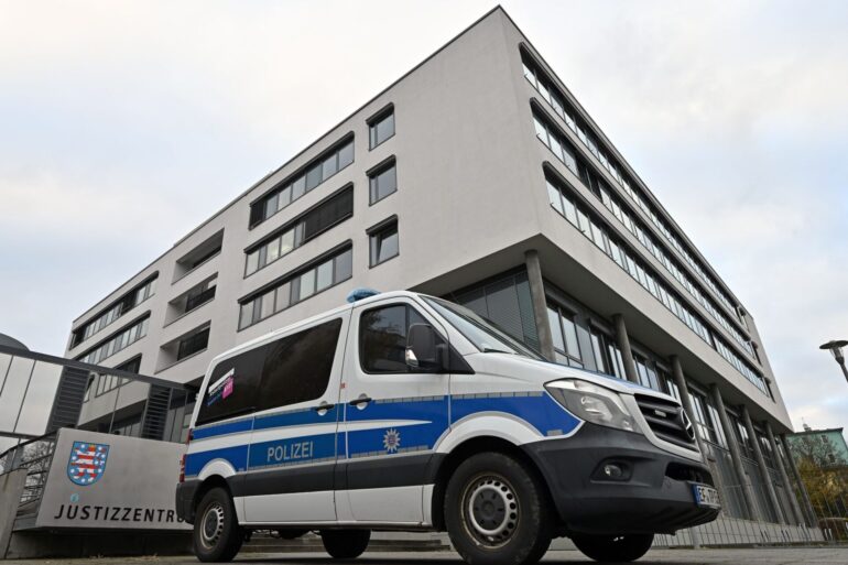 Weil sie einen Anschlag auf das schwedische Parlament in Stockhalm geplant und vorbereitet haben sollen, beginnt am Oberlandesgericht in Jena ein Staatsschutzprozess gegen zwei mutmaßliche Islamisten, die im Raum Gera festgenommen wurden.