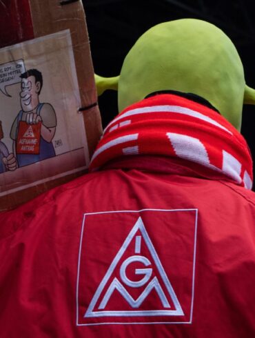 Bei VW ruft die IG Metall zu Warnstreiks auf. (Archivfoto)