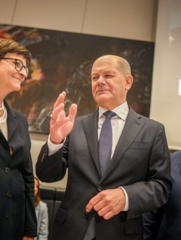 Nach der Abstimmung redeten SPD-Chefin Esken (links) und Kanzler Scholz dann doch noch miteinander.