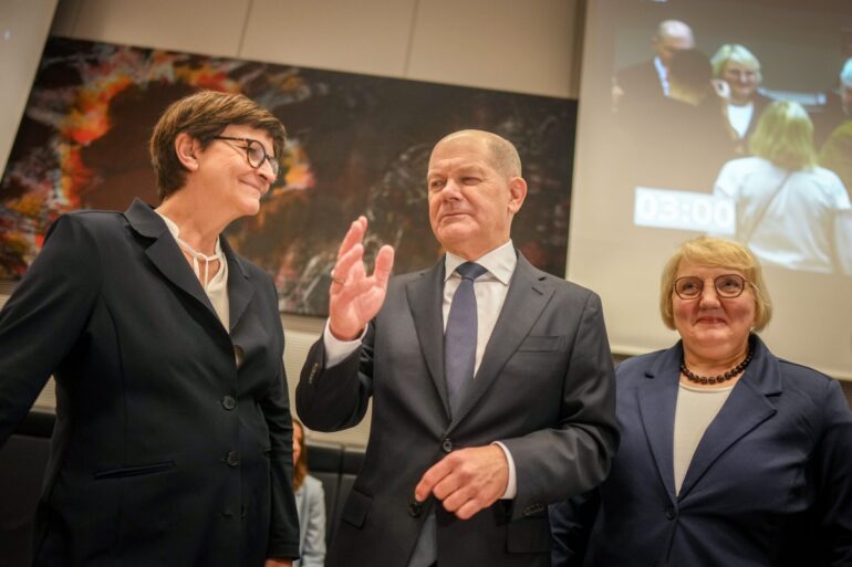 Nach der Abstimmung redeten SPD-Chefin Esken (links) und Kanzler Scholz dann doch noch miteinander.